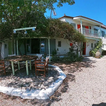 1876 Traditional Seafront Holiday home *