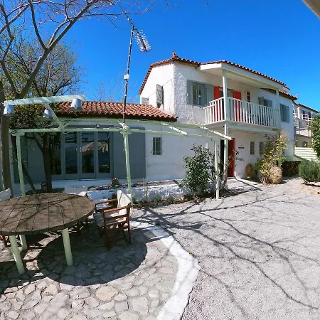 1876 Traditional Seafront Holiday home