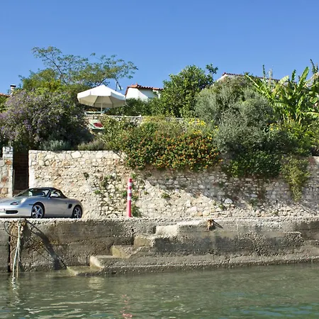 1876 Traditional Seafront Kivérion