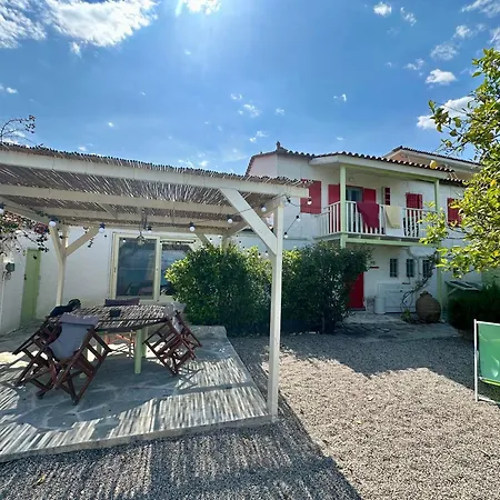 1876 Traditional Seafront Holiday home