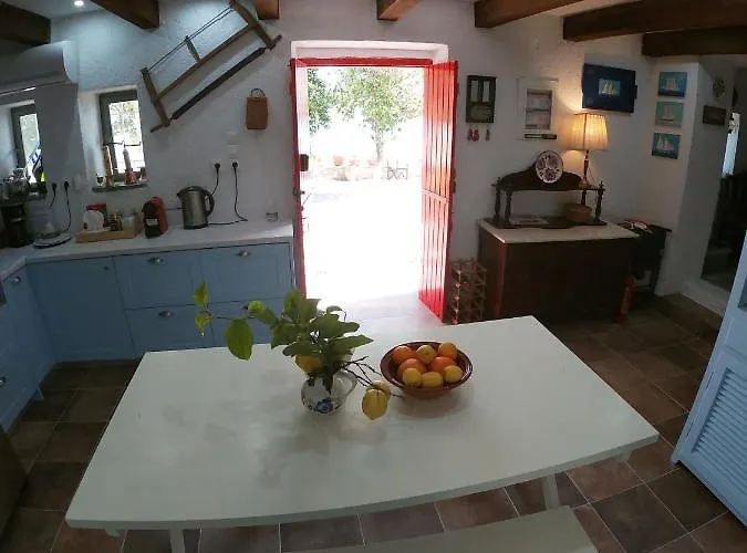 1876 Traditional Seafront Kivérion