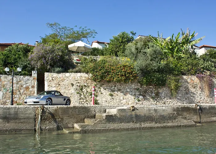 1876 Traditional Seafront Kivérion