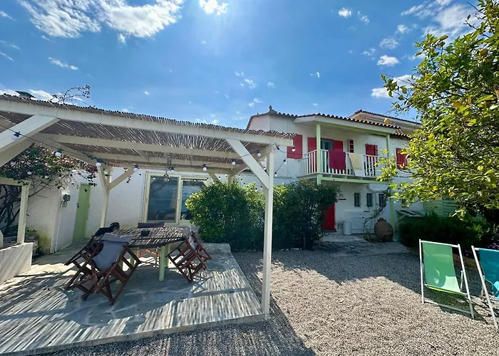 1876 Traditional Seafront * Kivérion